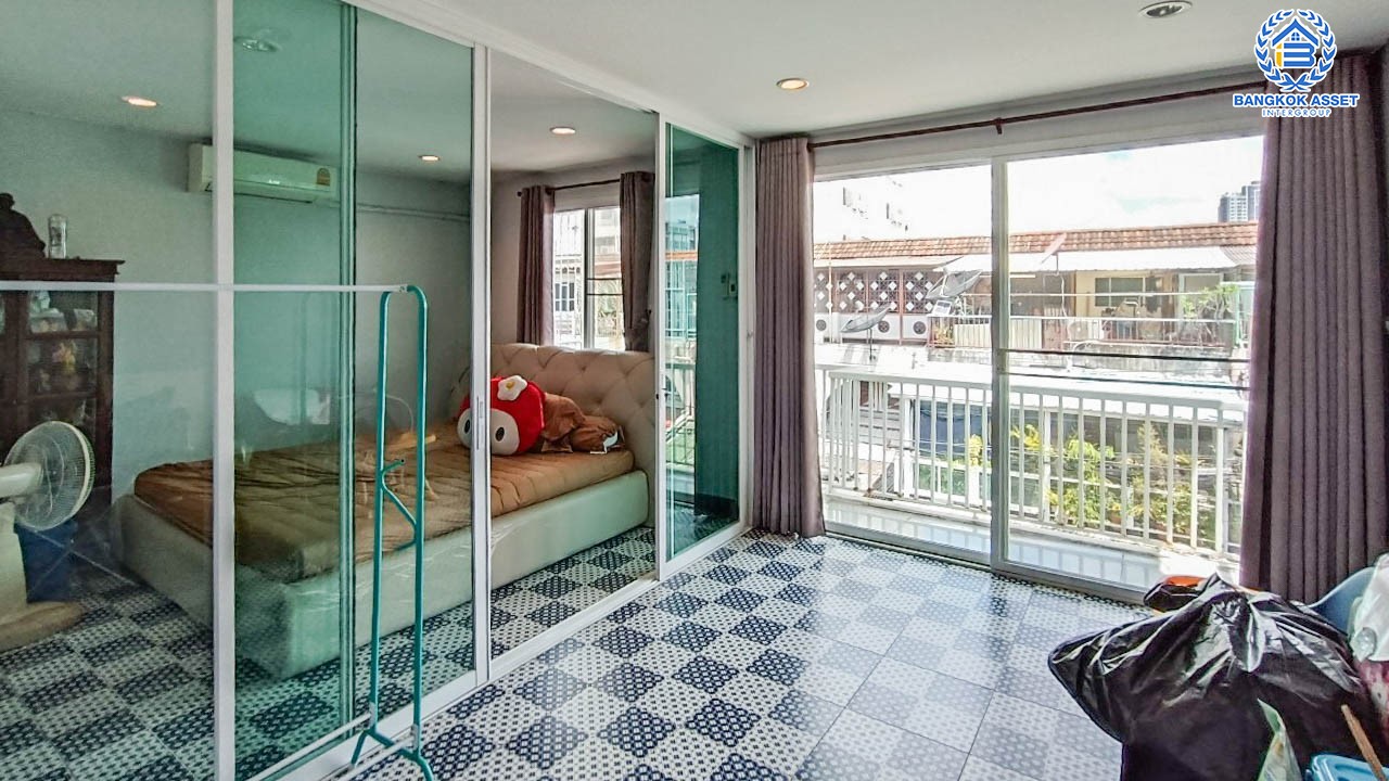 *****ทาวน์เฮ้าส์มือสอง 3 ชั้น ซอยสมเด็จพระเจ้าตากสิน5 เนื้อที่ 22 ตร.ว. ฟังก์ชัน 4 ห้องนอน 3 ห้องน้ำ 1 ที่จอดรถ แถมฟรี!!  เครื่องปรับอากาศ 3 เครื่อง, เครื่องทำน้ำอุ่น 2 เครื่อง ทำเลดี เดินทางสะดวก เชื่อมต่อ ถ.กรุงธนบุรี, ถ.สมเด็จพระเจ้าตากสิน, ถ.เจริญรัถ ใกล้ไอคอน สยาม และ รถไฟฟ้าสายสีเขียว "สถานีวงเวียนใหญ่"